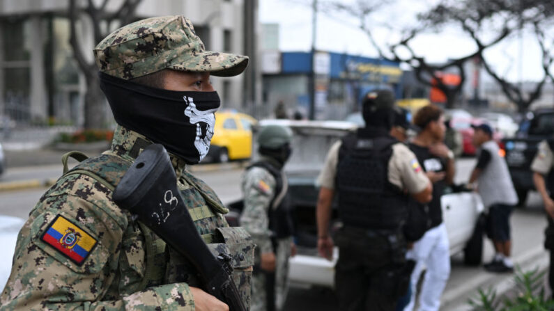 Um soldado monta guarda em um posto de controle durante uma operação conjunta entre a Polícia Nacional do Equador e membros das Forças Armadas para evitar atos violentos, em Guayaquil, Equador, em 15 de janeiro de 2024 (Foto: YURI CORTEZ/AFP via Getty Images)