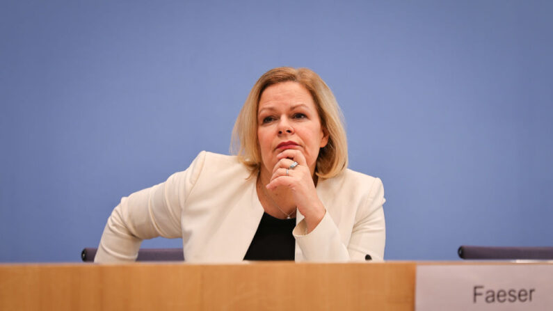A ministra federal do Interior, Nancy Faeser, observa durante uma coletiva de imprensa em 13 de fevereiro de 2024 em Berlim, Alemanha (Foto: Omer Messinger/Getty Images)