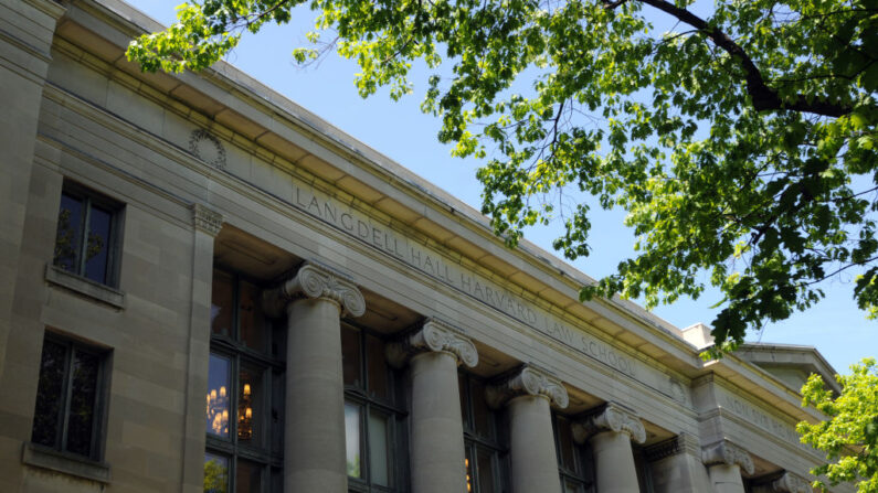 Colunas de pedra são vistas na parte externa do Langdell Hall da Faculdade de Direito de Harvard em 10 de maio de 2010 na Universidade de Harvard em Cambridge, Massachusetts (Foto de Darren McCollester/Getty Images)