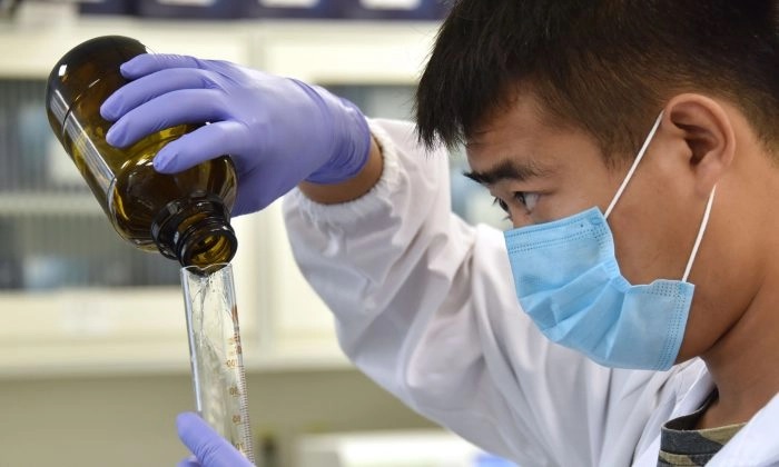 Um técnico trabalha em um laboratório de DNA em Pequim, em 22 de agosto de 2018. (Greg Baker/AFP/Getty Images)
