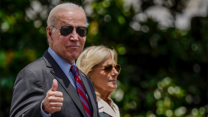 O presidente Joe Biden levanta o polegar enquanto caminha com a primeira-dama Jill Biden até o Marine One no gramado sul da Casa Branca em 14 de julho de 2023. (Drew Angerer/Getty Images)