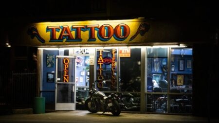 Mais de 80% das tintas de tatuagem contêm substâncias não listadas que podem causar danos a órgãos e alergias: estudo