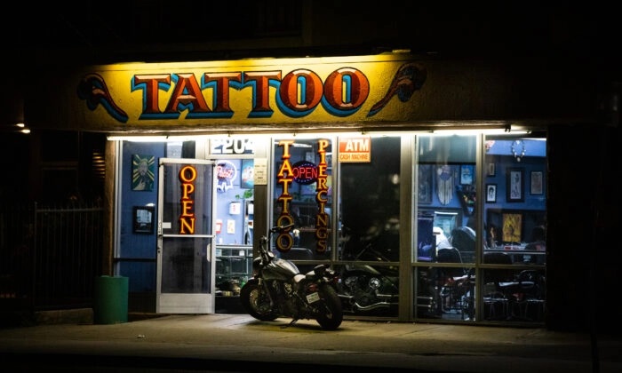 Uma loja de tatuagem em Costa Mesa, Califórnia, em 26 de maio de 2022 (John Fredricks/The Epoch Times)
