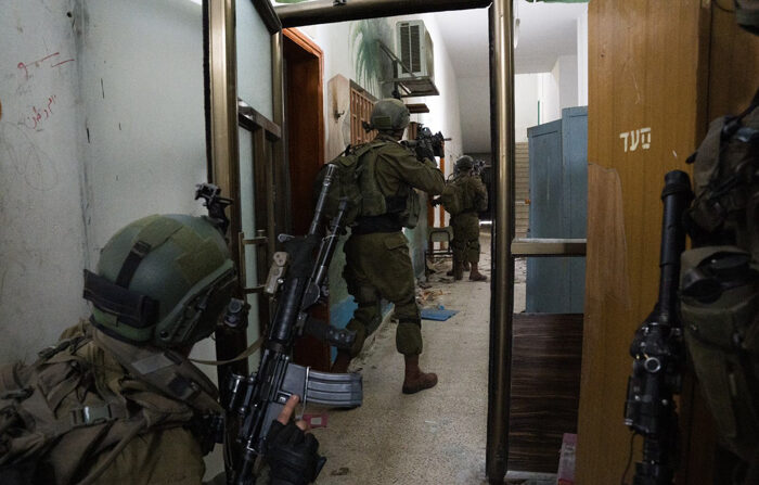Imagem de arquivo das forças do exército israelense no hospital Shifa, na Cidade de Gaza (EFE/Exército israelense).