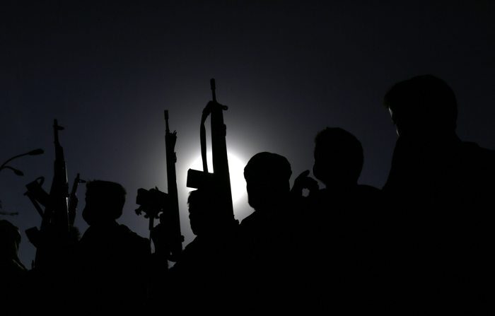 Foto de arquivo de terroristas houthis em Sana'a (EFE/Yahya Arhab)