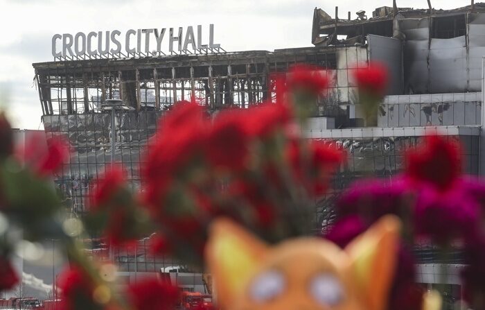 Vista da sala de concertos Crocus City Hall incendiada após um ataque terrorista em Krasnogorsk, nos arredores de Moscou, Rússia, em 25 de março de 2024 (EFE/EPA/MAXIM SHIPENKOV)