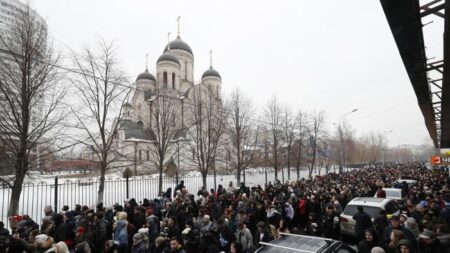 Russos desafiam o medo e comparecem em massa ao funeral de Navalny