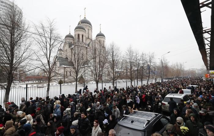 O povo russo segue o carro fúnebre com o caixão do falecido líder da oposição russa Alexei Navalny do lado de fora da Igreja do Ícone da Mãe de Deus durante seu funeral em Moscou, Rússia, em 01 de março de 2024 (EFE/EPA/MAXIM SHIPENKOV)