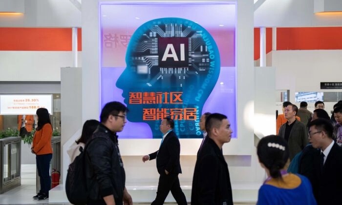 Visitantes passam por um estande com câmeras de segurança de Inteligência Artificial usando tecnologia de reconhecimento facial na 14ª Exposição Internacional da China sobre Segurança Pública e Segurança em Pequim, em 24 de outubro de 2018. (Nicolas Asfouri/AFP via Getty Images)
