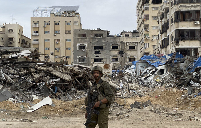 Foto de arquivo. Soldado israelense em uma área devastada na Faixa de Gaza (EFE/Pablo Duer)