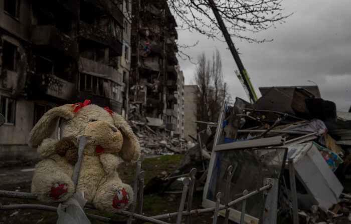 Imagem de arquivo de um brinquedo em frente a um prédio bombardeado pela Rússia em Borodianka, Ucrânia (EFE/Miguel Gutiérrez).