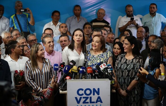A líder anti-Chávez María Corina Machado (esquerda) apresenta a historiadora Corina Yoris (direita) como candidata às eleições presidenciais durante uma coletiva de imprensa (EFE/Rayner Peña R.)