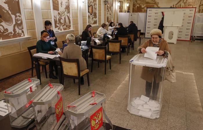 Uma mulher russa vota durante as eleições presidenciais em Moscou, Rússia, em 15 de março de 2024. O Conselho da Federação agendou as eleições presidenciais para 17 de março de 2024 (EFE/EPA/MAXIM SHIPENKOV)