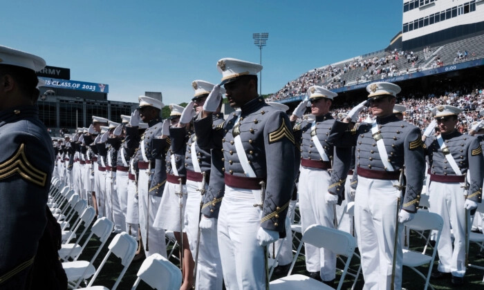 Cadetes caminham para o Estádio Michie durante a cerimônia de formatura de West Point, em West Point, Nova York, em 27 de maio de 2023. (Spencer Platt/Getty Images)
