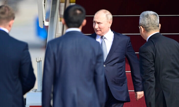 O presidente da Rússia, Vladimir Putin, chega ao Aeroporto Internacional de Pequim para participar do Terceiro Fórum do Cinturão e Rota, em Pequim, China, em 17 de outubro de 2023. (Parker Song/Pool/Getty Images)
