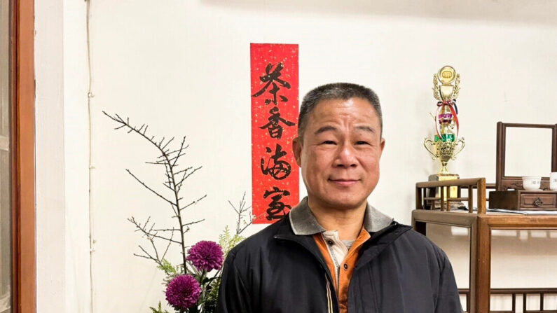 Huang foi diagnosticado com um tumor neuroendócrino em agosto de 2022. Hoje, ele está totalmente recuperado. A foto foi tirada em 4 de janeiro de 2024, após jantar com amigos. (Foto fornecida pelo Sr. Huang)
