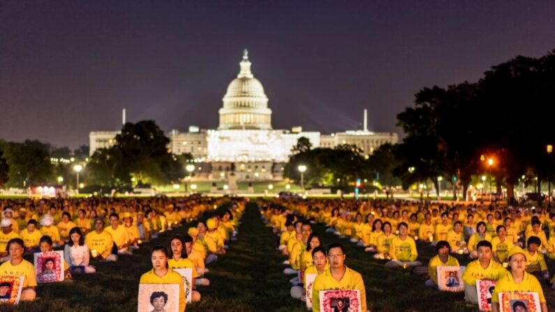 Adeptos do Falun Gong participam de uma vigília à luz de velas em memória dos praticantes do Falun Gong que faleceram devido aos 24 anos de perseguição do Partido Comunista Chinês, no National Mall, em Washington, em 20 de julho de 2023. (Samira Bouaou/The Epoch Times )
