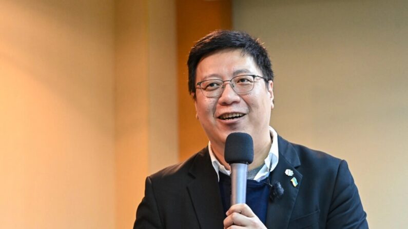 Wu Min-hsuan, CEO do Doublethink Lab, com sede em Taiwan, em uma conferência de imprensa sobre a interferência eleitoral chinesa nas eleições de Taiwan, em Taipei, Taiwan, em 19 de janeiro de 2024. (Sung Pi-lung/The Epoch Times)