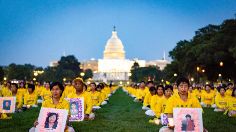 Adeptos do Falun Gong em uma vigília à luz de velas em homenagem aos praticantes do Falun Gong que faleceram devido aos 24 anos de perseguição do Partido Comunista Chinês no National Mall em Washington em 20 de julho de 2023 (Samira Bouaou/The Epoch Times)

