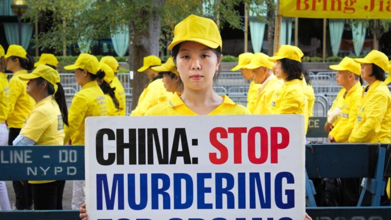 Han Yu, cujo pai foi morto na China por causa de sua crença no Falun Gong, em um comício na Praça das Nações Unidas em Nova Iorque, em 24 de setembro de 2019. (Eva Fu/The Epoch Times)