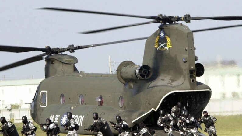 Uma unidade de operações especiais de Taiwan salta de um helicóptero CH-47SD fabricado nos EUA na base militar de Kuijen durante um exercício antiterrorismo em 6 de janeiro de 2004. (Sam Yeh/AFP via Getty Images)
