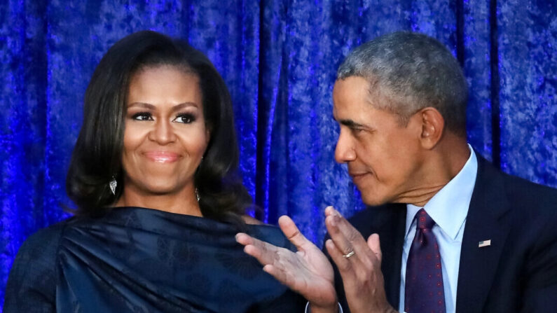 O ex-presidente dos EUA, Barack Obama, e a primeira-dama Michelle Obama participam da inauguração de seus retratos oficiais durante uma cerimônia na Galeria Nacional de Retratos do Smithsonian, em Washington, em 12 de fevereiro de 2018 (Mark Wilson/Getty Images)
