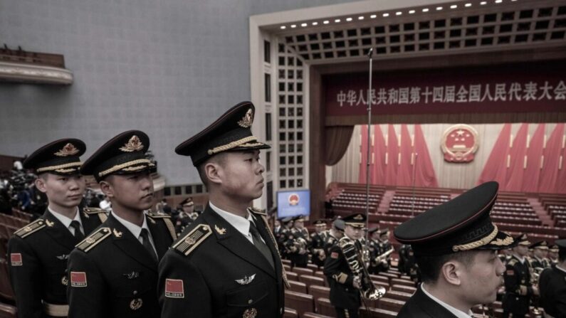 Membros da Banda do Exército de Libertação do Povo saem após a abertura do Congresso Nacional do Povo, o legislativo de fachada da China, no Grande Salão do Povo em Pequim em 5 de março de 2024. (Kevin Frayer/Getty Images)
