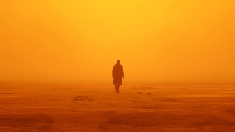 Alguns estudiosos sugerem que já vivemos numa distopia – uma distopia que reflete as sociedades apresentadas nos romances. Uma cena do filme “Blade Runner 2049.” (MovieStillsDB)
