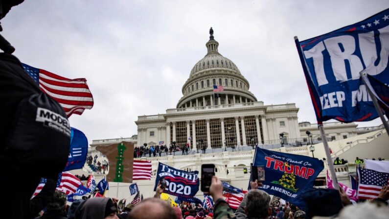 Manifestantes pró-Trump invadem o Capitólio dos EUA após um comício com o presidente Donald Trump em Washington, em 6 de janeiro de 2021. (Samuel Corum/Getty Images)

