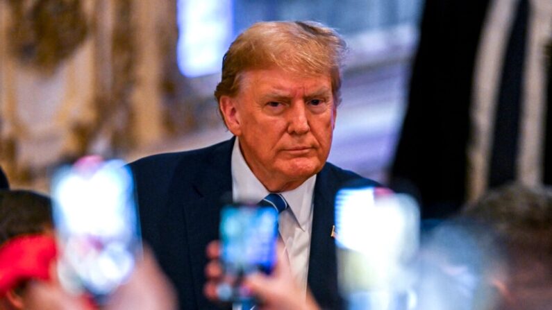 O ex-presidente e candidato à presidência de 2024, Donald Trump, participa de uma festa de observação da noite eleitoral da Super Terça-feira no Mar-a-Lago Club em Palm Beach, Flórida, em 5 de março de 2024. (Chandan Khanna/AFP via Getty Images)