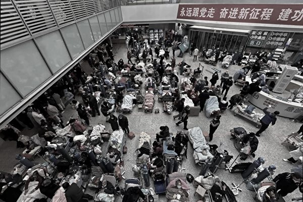 Pacientes sendo cuidados por parentes e pela equipe médica enquanto são atendidos em camas montadas no átrio de um movimentado hospital em Xangai, China, em 13 de janeiro de 2023 (Kevin Frayer/Getty Images)
