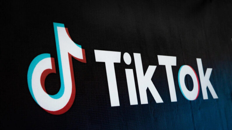 O logotipo do aplicativo de compartilhamento de vídeo de mídia social TikTok é visto durante o lançamento do TikTok e da campanha Buy Local do site de comércio eletrônico líder da Indonésia, Tokopedia, em Jacarta, em 12 de dezembro de 2023 (Yasuyoshi Chiba/AFP via Getty Imagens)
