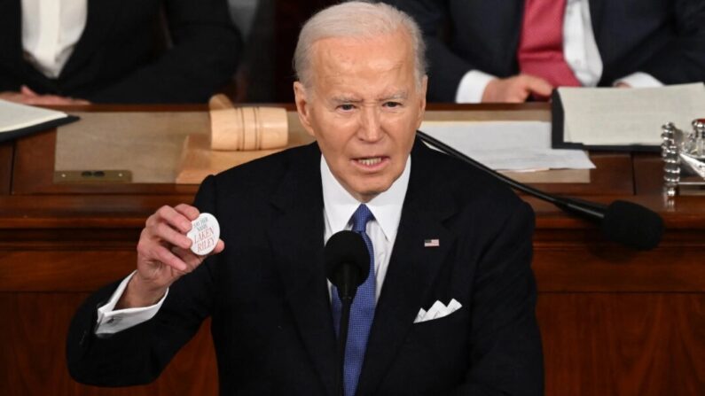 O presidente Joe Biden segura um botão "Diga o nome dela Laken Riley" enquanto faz o discurso do Estado da União na Câmara dos Deputados do Capitólio dos Estados Unidos em Washington em 7 de março de 2024. (Saul Loeb/AFP via Getty Images)
