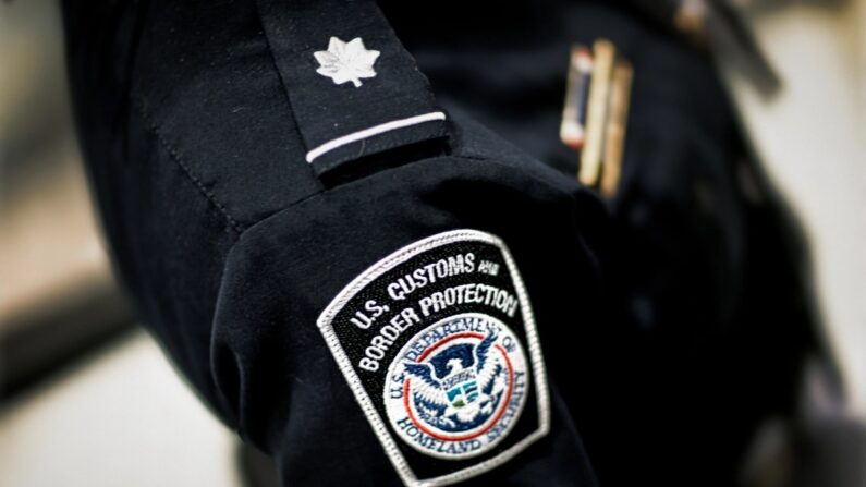 Oficial de Alfândega e Proteção de Fronteiras dos EUA no Aeroporto Internacional de Miami em 4 de março de 2015. (Joe Raedle/Getty Images)
