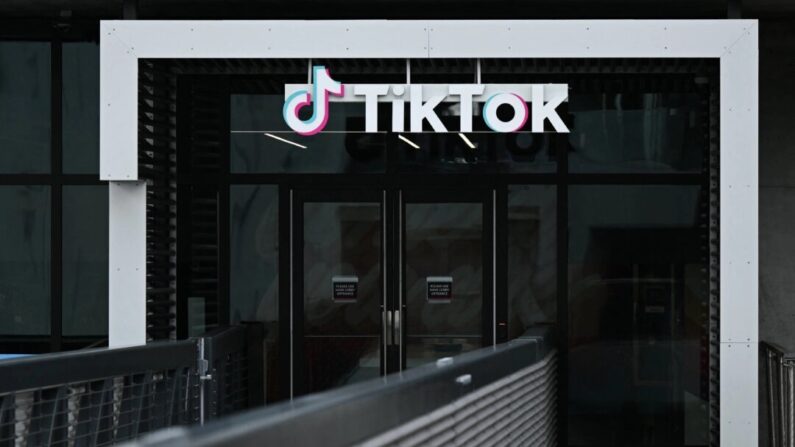 O logotipo do TikTok é exibido fora dos escritórios da empresa de aplicativos de mídia social TikTok em Culver City, Califórnia, em 16 de março de 2023. (Patrick T. Fallon/AFP via Getty Images)
