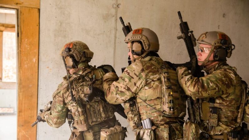 Boinas Verdes designados para o 1º Batalhão, 10º Grupo de Forças Especiais (Aéreo), preparam-se para entrar em uma sala durante um exercício de treinamento de Combate Urbano Avançado das Forças Especiais (SFAUC) perto de Stuttgart, Alemanha, em 16 de novembro de 2017. (Spc. Christopher Stevenson, Exército americano)

