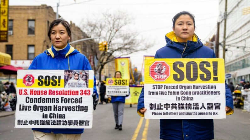 Praticantes do Falun Gong desfilam em Brooklyn, Nova York, destacando a perseguição do regime chinês à sua fé em 26 de fevereiro de 2023. (Chung I Ho/The Epoch Times )
