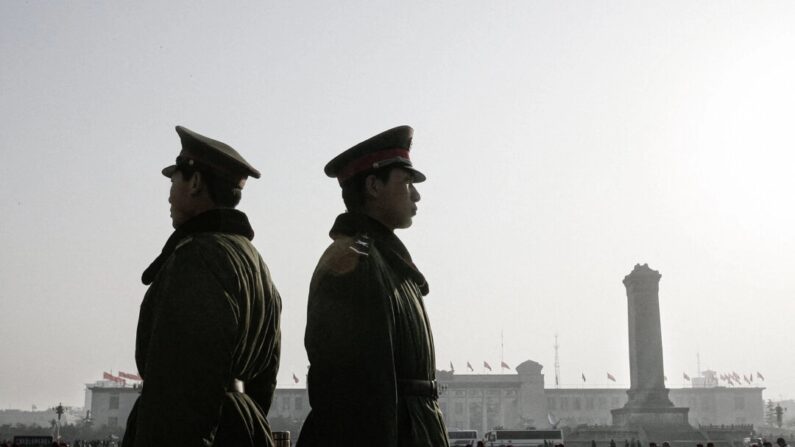 Soldados paramilitares montam guarda em frente ao Grande Salão do Povo em Pequim, em 7 de março de 2006. (Frederic J. Brown/AFP via Getty Images)