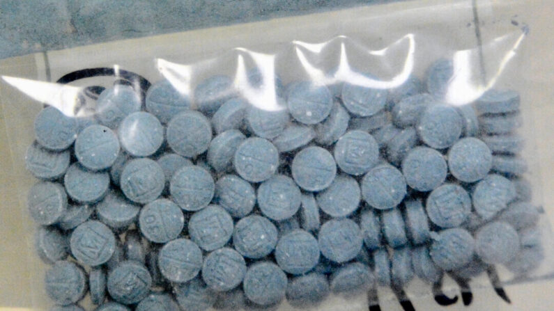 Heroína e fentanil prensados em forma de pílula. (Cortesia da Administração de Repressão às Drogas dos EUA)

