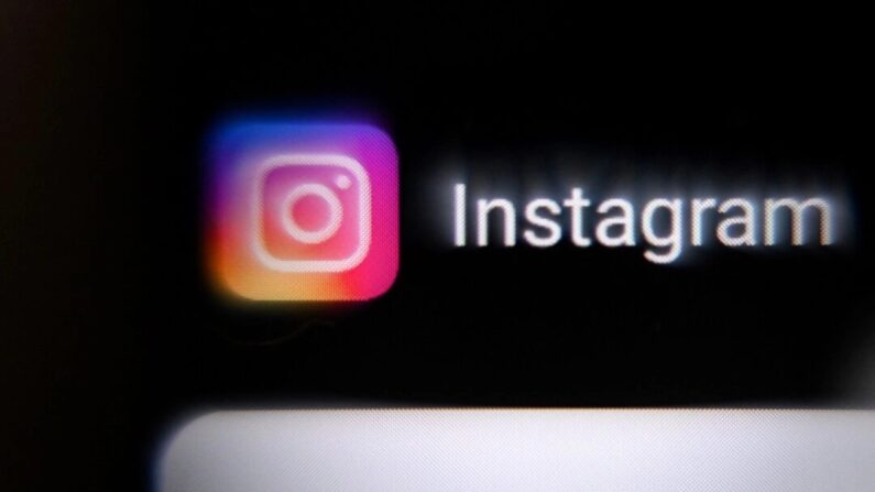O logotipo da rede social Instagram na tela de um smartphone em Moscou, em 14 de março de 2022. (AFP via Getty Images)
