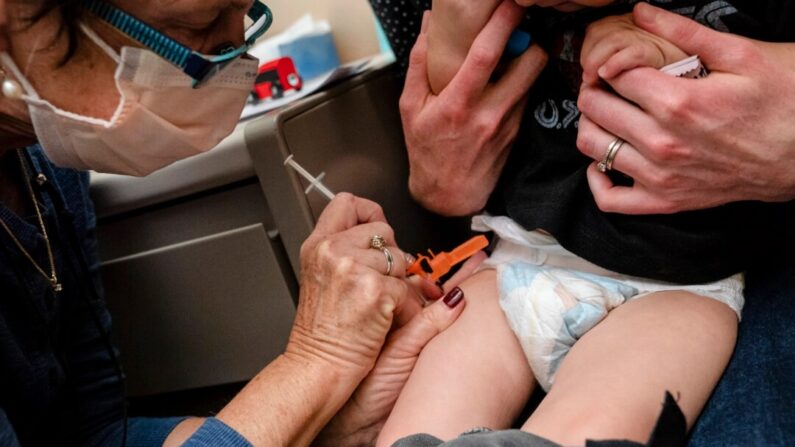 Uma criança de 1 ano recebe a vacina Pfizer contra a COVID-19 em Seattle, Washington, em 21 de junho de 2022. (David Ryder/Getty Images)
