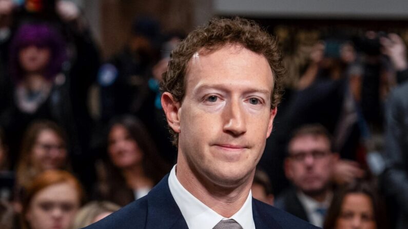 O fundador e CEO do Meta, Mark Zuckerberg, chega para testemunhar perante o Comitê Judiciário do Senado em Washington, em 31 de janeiro de 2024. (Madalina Vasiliu/The Epoch Times)

