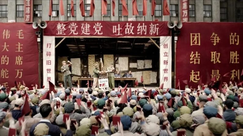 A adaptação de "O Problema dos Três Corpos" pela Netflix abre com uma cena da Revolução Cultural, algo que foi tratado principalmente por meio de diálogos na adaptação da Tencent do romance de ficção científica vencedor do Prêmio Hugo, escrito pelo escritor chinês Liu Cixin. (Netflix)