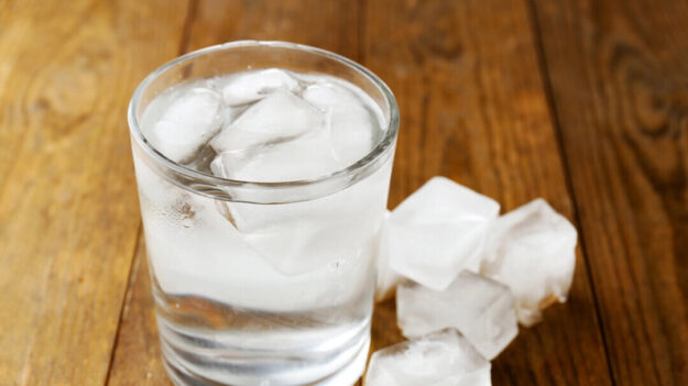 Beber água gelada pode trazer riscos à saúde, explica médico da medicina tradicional chinesa