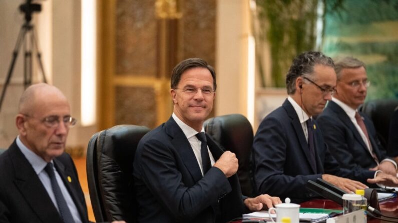 O primeiro-ministro da Holanda, Mark Rutte (C), participa de uma reunião com o primeiro-ministro da China, Li Keqiang (não retratado), no Grande Salão do Povo, em 27 de junho de 2019, em Pequim, China. (Dufour-Pool/Getty Images)