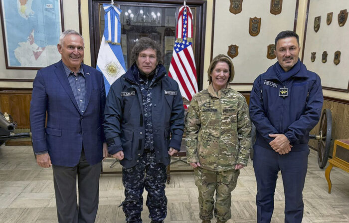 O presidente da Argentina, Javier Milei (2esq), e a comandante do Comando Sul dos EUA, Laura Richardson, posam com o embaixador dos EUA na Argentina, Marc Stanley (esq), e o ministro da Defesa da Argentina, Luis Petri (EFE/Presidência da Argentina).