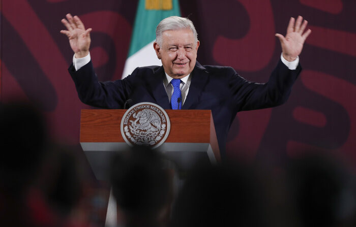 O presidente mexicano Andrés Manuel López Obrador fala na quinta-feira durante sua conferência matinal no Palácio Nacional na Cidade do México (EFE/Isaac Esquivel).