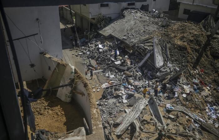 Vista de uma casa destruída após um ataque aéreo israelense em Deir Al Balah, no sul da Faixa de Gaza, em uma foto tirada em 4 de abril de 2024 (EFE/EPA/MOHAMMED SABER)