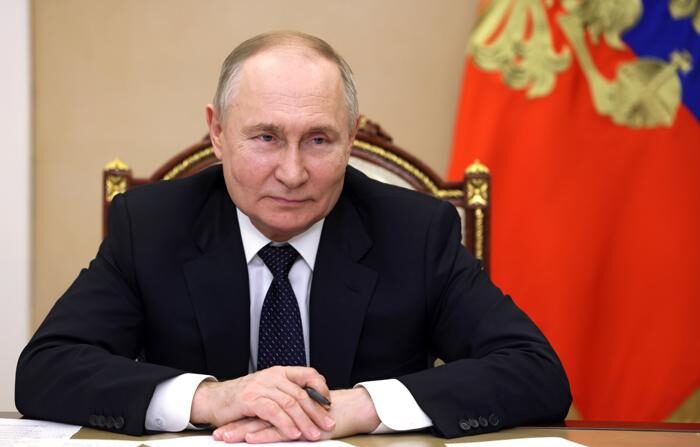 O líder russo, Vladimir Putin, participa da cerimônia de inauguração do centro perinatal regional de Donetsk por meio de um link de vídeo no Kremlin, em Moscou, Rússia, em 03 de abril de 2024 (EFE/EPA/MIKHAIL METZEL/SPUTNIK/KREMLIN POOL)