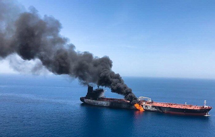 Foto de arquivo. Imagem mostrando um navio petroleiro em chamas no Golfo de Omã (EFE/Stringer)